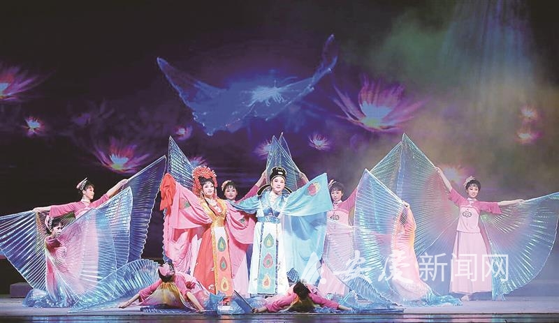 10月5日,望江县黄梅戏艺术传播有限公司演员演出黄梅戏《山伯访友.