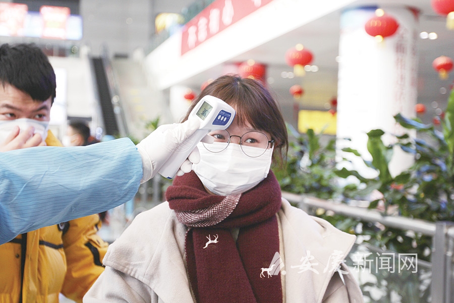 0910511147581325.jpg 831092-医护人员用电子温度计.jpg