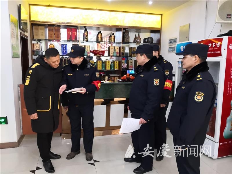 城管执法人员上门入户宣传禁放禁烧-安庆新闻网