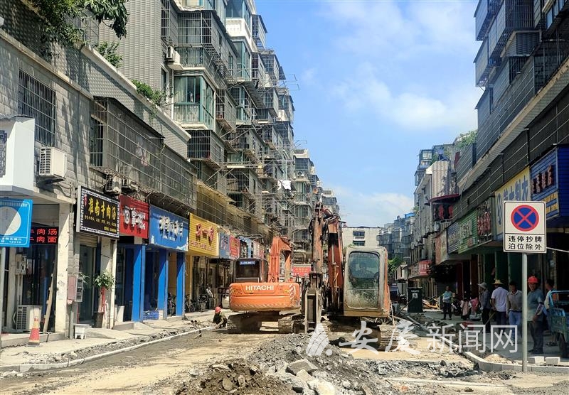 8月5日,安庆经开区菱建小区工人正在对路面进行施工.