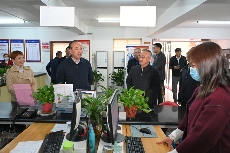 10月19日，张书记调研迎江区孝肃路街道双莲寺社区.jpg