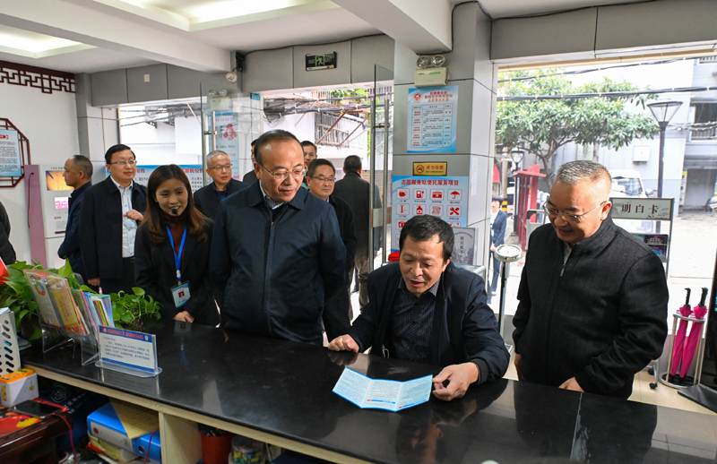 10月19日，张书记调研迎江区宜城路街道钱牌楼社区。 .jpg