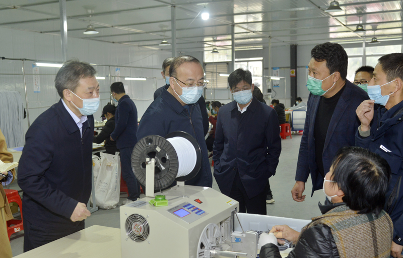 3月19日，市委书记张祥安在太湖县调研刘畈乡农民工返乡创业园。全媒体记者  王政 摄.JPG