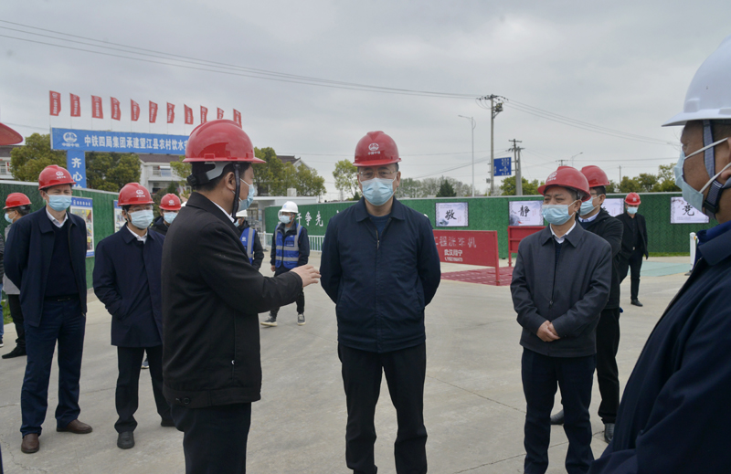 3月18日，市委书记张祥安在望江县调研城乡供水一体化项目。全媒体记者  王政 摄.JPG
