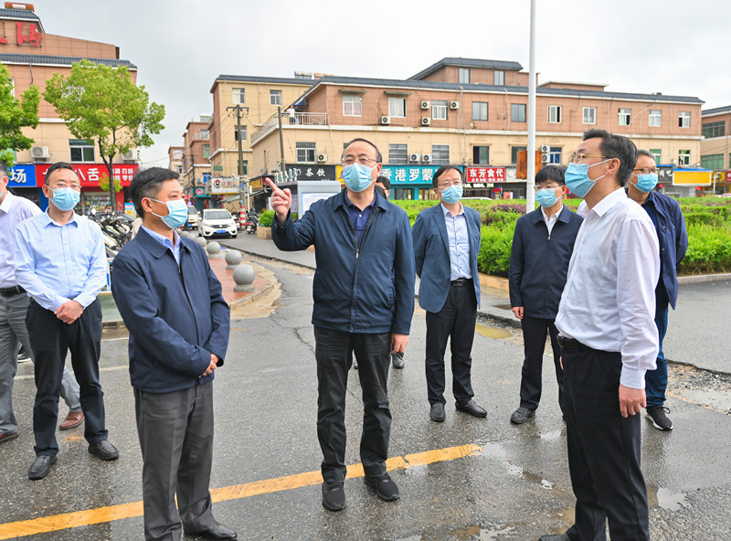 调研安庆师范大学校东门文明创建 .jpg