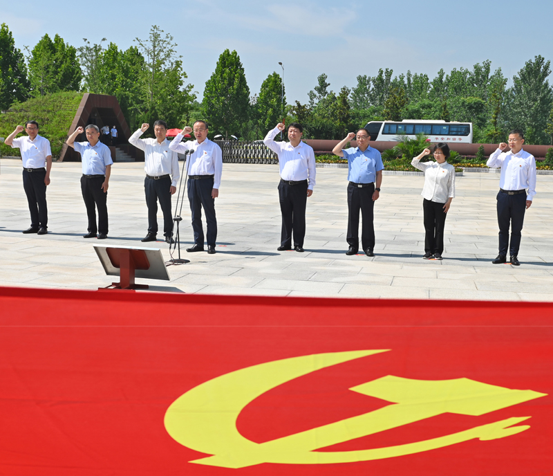 7月1日，市委开展庆祝中国共产党成立101周年重温入党誓词活动副本.jpg