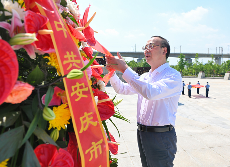 市委书记张祥安整理缎带. .jpg