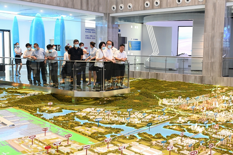 考察临空招商展示中心2.jpg