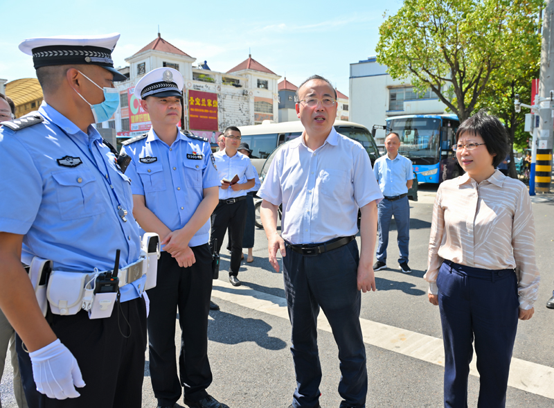 调研天柱山路与同安路交口交通秩序整治.jpg