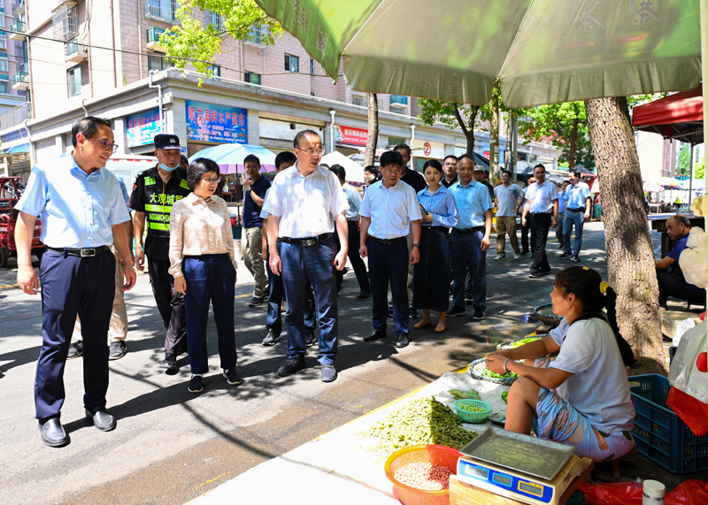 调研四眼井骑路市场“建改转” .jpg