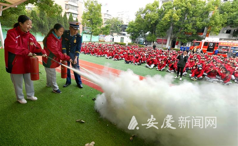 当日,大观区一社区联合消防部门开展消防安全宣传进校园活动,通过火灾