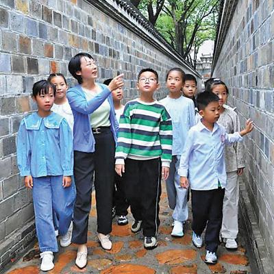 桐城市北街小学的学生在老师的带领下学习六尺巷典故。程 兆摄