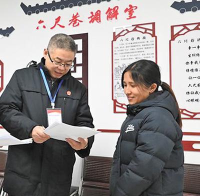 桐城市“六尺巷调解室”里，法院法官在为居民解决问题。高 明摄