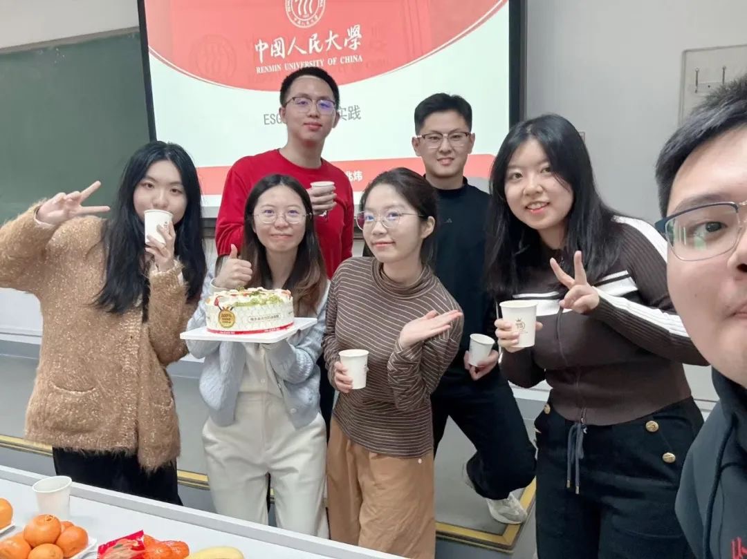 叶紫薇与学生在一起。中国人民大学供图