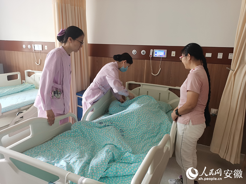 合肥市第二人民医院老年护理院内医护人员正在查房。人民网 胡雨松摄
