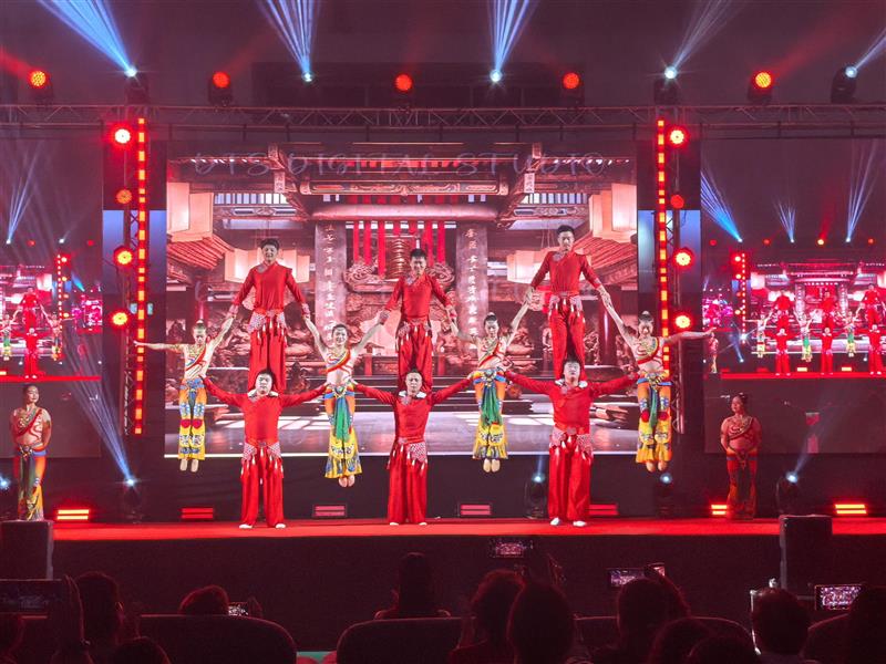 1106174043292739.jpg 杂技.jpg.jpg