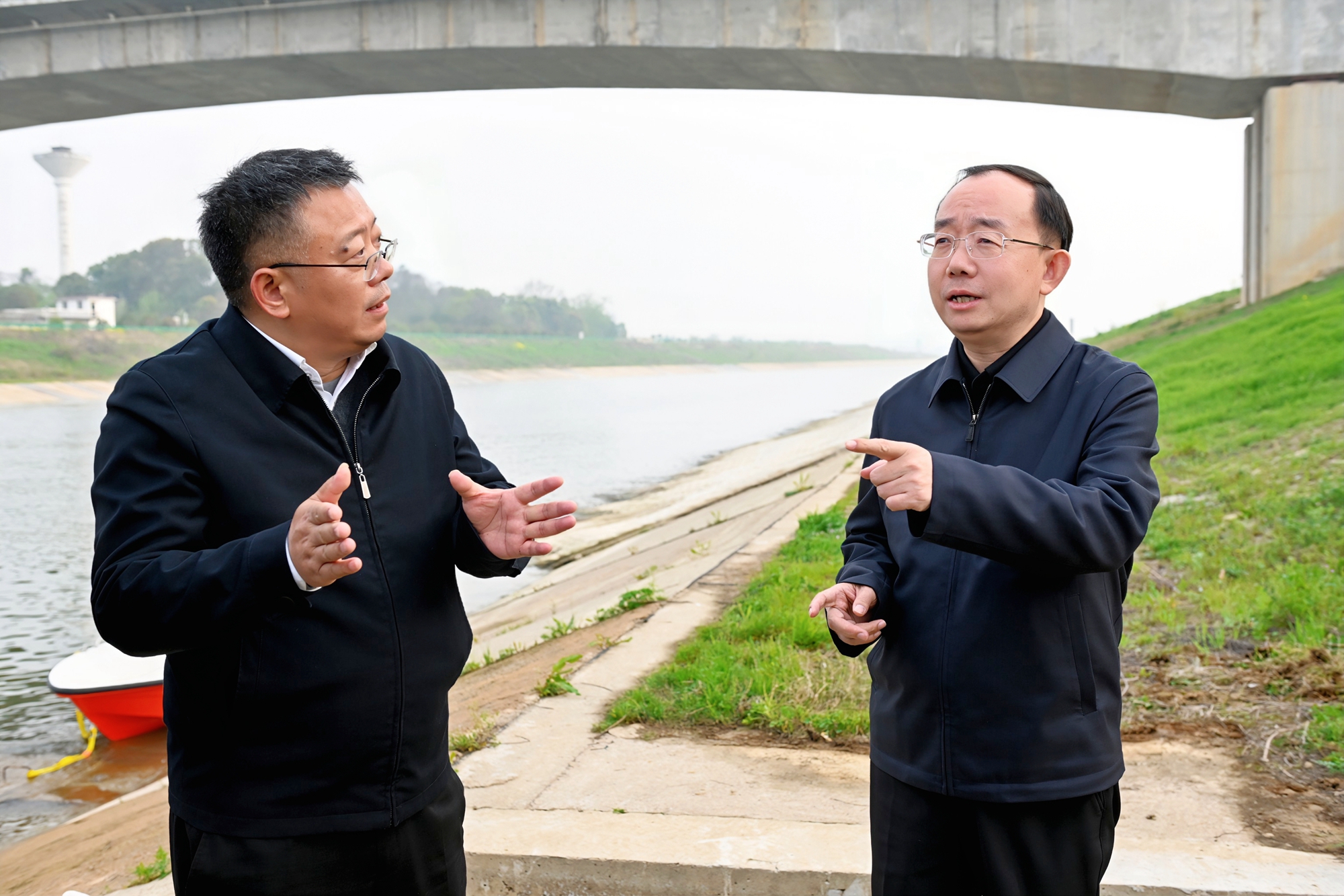 2205174537968724.jpg 书记002.jpg